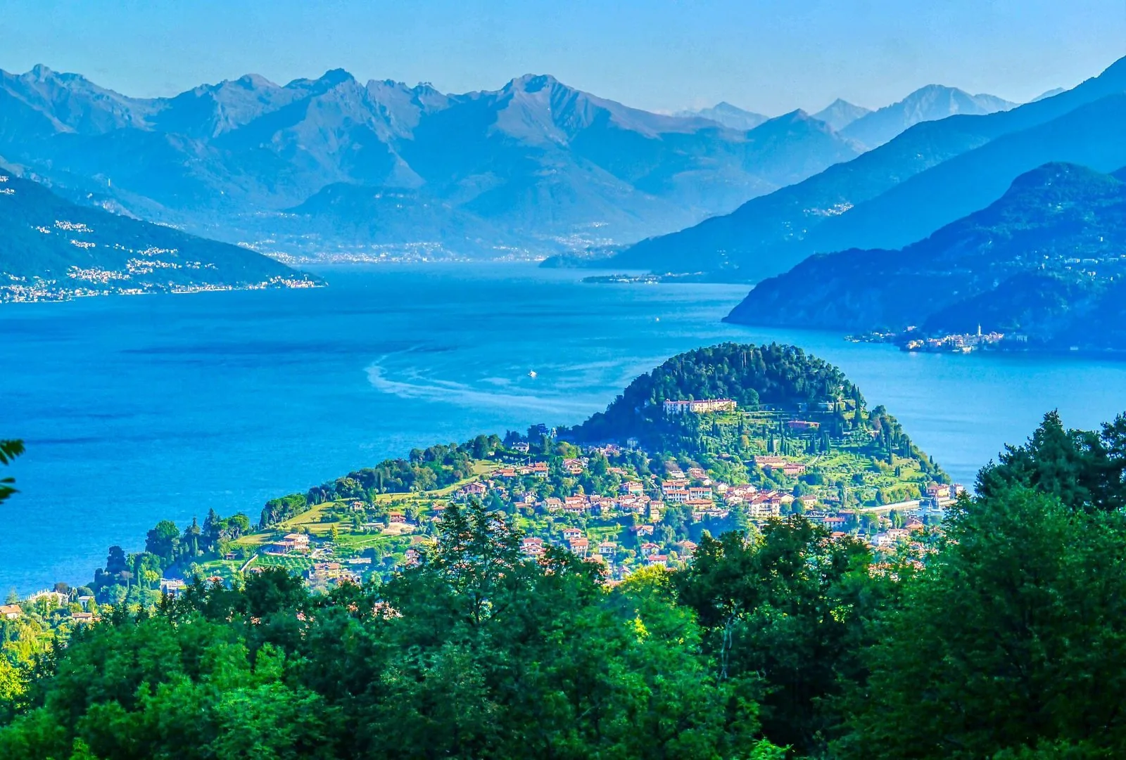 Il promontorio di Bellagio visto dall'alto, tra i due rami del Lago di Como e le montagne