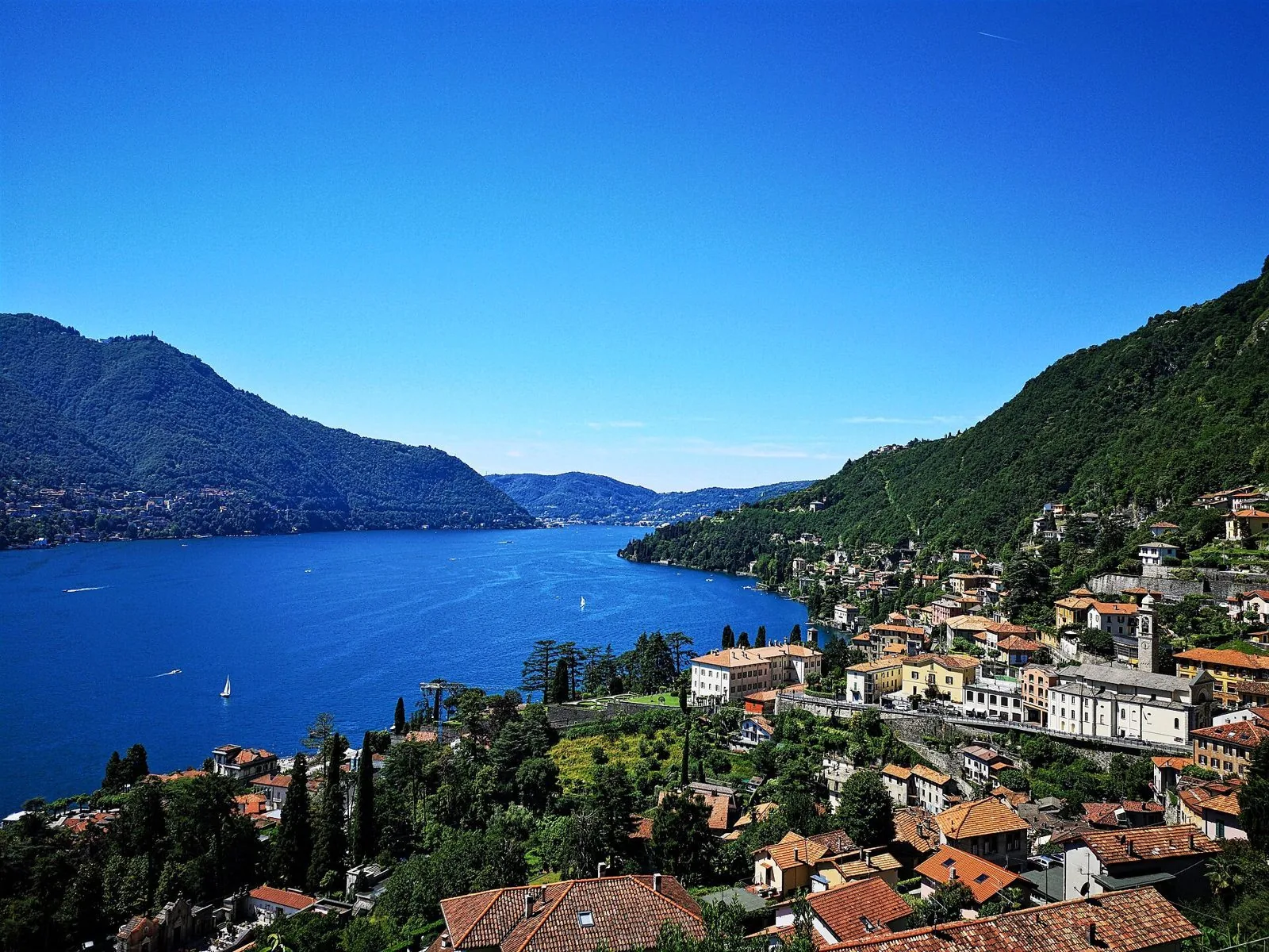 Il borgo di Moltrasio con i tetti in coppi affacciato sul primo bacino del Lago di Como