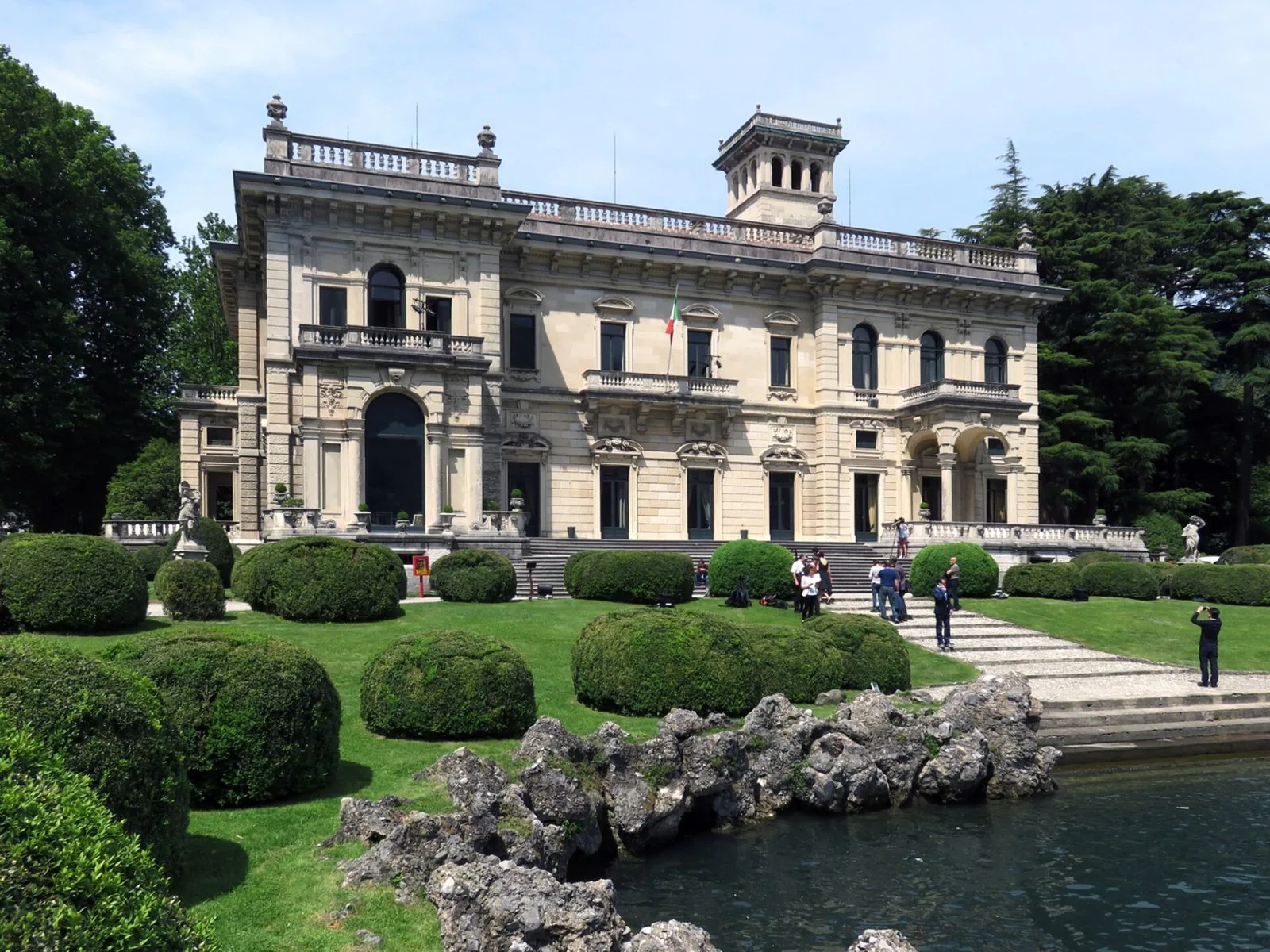 Villa Erba a Cernobbio con il prato curato, le siepi di bosso e la riva del Lago di Como